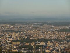 展望台に着きました。遠くに札幌ドームが見えます。
