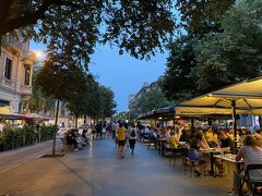 夜の9時や10時・・・
この時間にゆっくり外で食事を楽しむバルセロナ市民。
夜はこれから！

ということで私は夜のお散歩に・・・