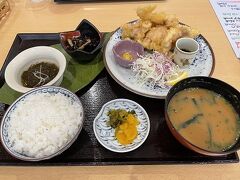 とりあえずお昼。地元でも人気の「とよ常」で天ぷら
ここの天丼は人気です。それに別府名物のとり天
天丼は海老を開いているのかと思えば半分はころもじゃないの、だけどおいしい。

とり天も東京で食べるのとは一味違いますね。