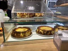 この日の3件目は、あのバスクチーズケーキ発祥の La Vina
カウンターに並ぶ焼き色がついたチーズケーキ