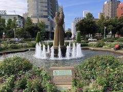 横浜・山下町「山下公園」の噴水の写真。

水の守護神像が立っています。