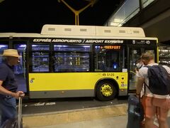 この空港バス、?5
空港 → シベーレス広場 → アトーチャ駅を循環

クレジットカードもOK