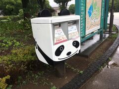 公園中央の植え込みに園内マップがあり、その横にパンダデザインの郵便ポストがありました。
