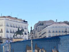 7月10日、マドリード初日
せっかくマドリードに来たのに下調べ不足。
さて何をしよう・・・

とりあえずマドリードの中心地・・・であろう、Puerta del Solまで向かう

駅を降りた一帯2023年3月まで工事中
かろうじて写真が撮れるところで訪問の証拠写真