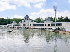 【市民公園】
英雄広場の裏手にある広大な敷地の公園の一角。
建国1000年を祝って作られたんだそうです。
冬場はこの池がスケートリンクになるんだって。
…実は現地では、ずっと、かの有名な『セーチェニ温泉』だと思って撮っていたことは内緒にしておこう(笑)。
いや、さすがにこの池見て「温泉なのに誰も入ってないな」
とは思ってないですよ。
この建物の向こうに(温泉施設が)あると思ってたんです。
（実際のセーチェニ温泉も、公園敷地内に有）