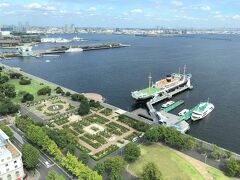 『横浜マリンタワー』の展望台からの眺望の写真。

「山下公園」、横浜港、「大さん橋 国際客船ターミナル」などが
見えます。