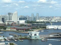 『横浜マリンタワー』の展望台からの眺望の写真。

みなとみらいにあるホテル『横浜インターコンチ』や『カハラホテル』
も見えます。

『横浜赤レンガ倉庫』では「横浜オクトーバーフェスト 2022」が開催♪
2022年9月30日（金）～10月16日（日）の期間です。

<横浜・馬車道『オークウッドスイーツ横浜』46F展望台ダイニングバー
【ザ ヨコハマ ベイ】でディナー♪日本大通りの歴史的建造物巡り
【カフェ ドゥ ラ プレス】フレンチ【アルテリーベ 横浜本店】
山下公園バラ園★みなとみらいにオープンしたハワイアンカフェ
【ベル ヴィル】横浜ワールドポーターズ店のパンケーキ
2021年クリスマス『横浜ランドマークタワー』『横浜赤レンガ倉庫』>

https://4travel.jp/travelogue/11722235