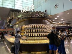 ドーハの空港での乗り継ぎは2時間

23時過ぎの空港はごった返し
こちら、金塊も売られている空港内のお店
さすが！