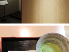 【花香路】★ラウンジ桜彩★
エレベーターで4階に上がるとスタッフの控え場所＝小さなフロントがあり、すぐラウンジ桜彩（おうさい）に通されて、座ってチェックイン。

お抹茶と栗きんとんが出ました。本物のお味。テンションが上がります。
ラウンジは花香路の宿泊者全員が利用できます。