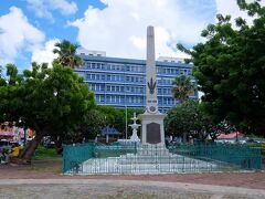 チェンバレン橋のたもとにある英雄広場 (National Heroes Square)
