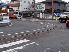 豊橋の路面電車に、レールが二手に分かれる「井原」と言う停留所がありますが、そこから分岐する方のレール、日本で一番の急カーブになっていて、まるで車が交差点で直角に曲がるような軌道を描いたレールが施設されています。