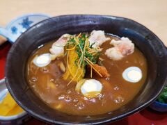来ました！
和風のカレースープと、うどんはもちろん、素揚げの野菜や豆ちくわの天ぷらがとても合い、非常に完成度が高いと感じました。
とても美味しい。