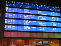 15時、ホテルに戻ってスーツケースをピックアップし、プラハ本駅。これからチェコ南部の中心都市チェスケーブジェヨヴィツェまで2時間ちょっとの鉄道の旅です。

乗車するのは15:49発のチェスケーブジェヨヴィツェ行きIC539列車。発車案内にはIC90539と表示されていますね。Jizni Expres（南急行）という愛称で、この区間には1日数本のIC列車が走っています。オーストリア・リンツまで足を延ばすEurocityもありますね。

列車は定刻より少し遅れて15:55にプラハ本駅を発車。