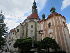 聖ミクラーシュ教会。プラハにも同名の教会が２つありましたが、ここにもあるんですね。柔らかさが感じられる色合いです。