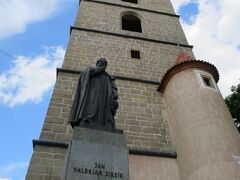 その教会の隣に建つのが黒塔。その手前の像は、当地の司教だったJan Valerian Jirsikのもの。