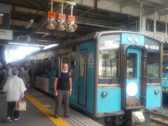 写真はIGRいわて銀河鉄道を降りて
ビックリしている私です。
ホームに着くと家内が待っていました。
新幹線で30分ほど早く八戸についていたのです。