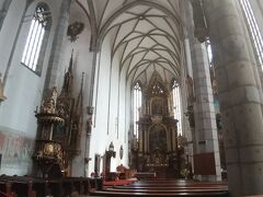 聖ヴィート教会。プラハ城にも同名の教会がありましたね。金色？銅色？の内装が目を引きます。