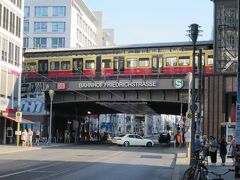 中央駅の隣、フリードリッヒシュトラーセ駅で降りると今日のホテルはもうすぐです。