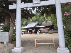 最初は勝部神社を訪問しました。勝部神社は化５年(西暦６４９年）物部宿禰広国が祖神を奉祀し創建した神社です。豊かな鎮守の森と風格ある社殿が厳かな雰囲気を漂わせています。（守山市参照）祭神は、物部布津命（もののべふつのみこと）・火明命（ほあかりのみこと）・宇麻志間知命（うましまちのみこと）であります。神社の本殿は、戦国時代に佐々木高頼（ささきたかより）が再興したもので、国指定の重要文化財に指定されています。（守山市観光協会参照）