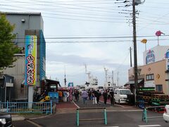 さて、空模様が怪しくなってきたので、クルマはホテルに置いたまま
那珂湊おさかな市場へ。（徒歩2分程）
13時ごろでしたが飲食店前はどこも行列。
雨降ってきたらサイアクですな。
鮮魚店の方は以前は品ぞろえもよかったと思っていましたが、大したものもなく中トロのサクだけ買いました。