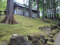 広大な敷地を持つ、1521年に創建された貞祥寺。
参道や駐車場から本堂に向かう道路にはたくさんの木々が植えられ、境内一面にはきれいに苔が生え落ち着きが感じらる寺です。