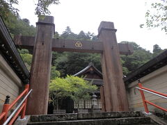 温泉街と川挟んで反対にある大峯山龍泉寺。天気が良かったらキャンドルナイトみたいなイベントがあったが雨で無しに。。
修験道のお寺だそう。入り口が変わっている。