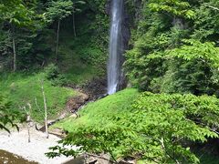 観瀑台の端ギリギリのところからアップにしてみると、渓谷の岩肌を流れ落ちる「回顧の滝」の全景が♪
その落差は約53メートルの直瀑で、こちらも「塩原十名瀑」の１つです。