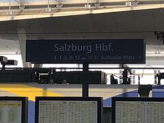 ザルツブルグ駅到着。駅近くの観光案内所でザルツブルグカードを購入し、バスに乗車。