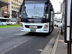 あれれ「鹿児島空港リムジンバス」が、、、

ここから乗れば「鹿児島空港」まで行けるのか、、、ナルホド。