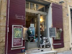 そして予約していたレストランに到着です◎
ガイドブックで取り上げられていた『ル パティオ』です。
※GoogleMAPでお店を検索し、そこから予約ページに飛んで予約しました！ 予約完了メールが届きます。
    16 Rue Victor Leydet, 13100 Aix-en-Provence, フランス

「本当にこのドアから入るんだろうか！？」と怯えながらいざ入店すると、優しそうな女性店員さんが奥から出てきました。
名前を告げると店内を通り抜けて、奥のテラス席に案内されました。他のお客さんも大体テラス席に案内されてました！