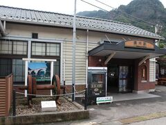 駅舎は小さめです。
車輪が展示され、鉄道の町感があります。