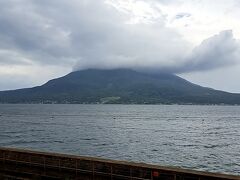 桜島展望ポイントからの「桜島」。

絵葉書の写真と大違い、、、まだ雲で隠れているよ、、、