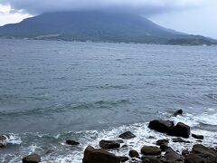 車窓からの「桜島」。

本日は、朝から全然顔を出してくれない。
「桜島」にトコトン嫌われてますね。。。
