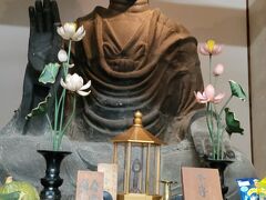 飛鳥寺は、6世紀末に蘇我馬子が日本初の本格的寺院として創建。
7世紀の日本最古の仏像だそうで、せっかく斑鳩に行ったので寄ってみました。
仏像はすぐ目の前で見られれるし、空いているのでいつまでも見ていられます。