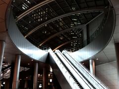 宇宙へのエントランスのようなビルディングを超えて、