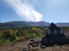 場所を移動して、望岳台。向こうに見えるのは十勝岳。噴煙か、雲か？