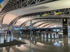 関空に到着。エールフランスのパリ行きのフライトが遅れた影響でパリの空港で夜11時間過ごしてから翌日早朝の便でアムステルダムに向かうことに…。必要なくなったけど急過ぎてキャンセルできない4万くらいのアムステルダムでのホテル代と、パリでの宿泊についての対応についてカウンターで聞いたけど、前者は直接エールフランスの窓口に問い合わせろと言われ、後者はパリに着いてから現地のスタッフに聞けとのこと…。なんだそれ、色々対応ひどすぎるけどこれがエールフランス。