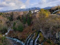 白ひげの滝と美瑛岳。