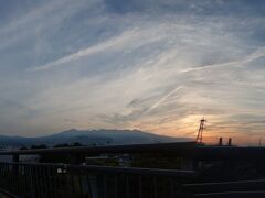 “富士山夢の大橋”から見えた朝日です。
富士山から東へ約90度をパノラマで。
(クリックして大画面でご覧下さい。)