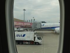 羽田空港から那覇へ向かいました。機材はB787-9で、プレミアムクラスが新しいタイプでした☆