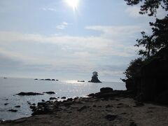 スッキリ晴れていませんので、海越しに立山連峰をはっきり見ることは出来ませんでしたが、肉眼ではうっすら見ることができたので満足満足(≧▽≦)

冬の晴れた日。空気が澄んだ時期に来ると、雪をかぶった立山連峰が雨晴海岸越しに美しく見ることができます。