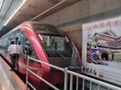 我が家から松本に行くには、名古屋で乗り換えます。
新幹線は早いけど、新大阪まで行くのが面倒なので、鶴橋から近鉄特急ひのとりで行きました。
鶴橋発6：05のひのとりに乗って（早っ）、名古屋には8：06着。
