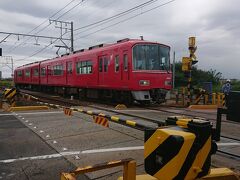  鳥居近くに名鉄名古屋本線が通っています。岐阜行きの普通列車は2両編成でした。