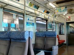 熱海駅で伊東線に乗り換え、伊東駅へ向かいます。
海沿いを走るので、車窓がとてもキレイでした。