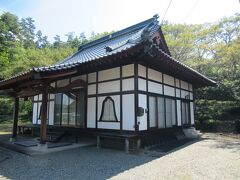 板山露頭の駐車場向かいにある日蓮宗寺院正法寺です。板山露頭で出会った地元の方が正法寺に一緒に来てくれて、１９８８年の寺の焼失と再建について話してくれました。地元の人たちで寺を囲むようにタカトオコヒガンザクラを植えたそうです。自分たちだけで訪れたら気にならない寺だと思いますが、歴史と檀家の思いを聞いて心に残りました。