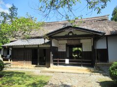 高遠城址公園北口の向かいに建つ進徳館を見学しました。高遠藩内藤家８代城主頼直が前藩主の意志を受け継ぎ、１８６０年に創設した藩学校です。
