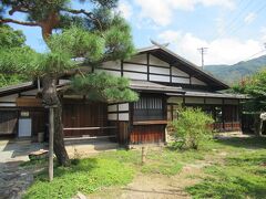 伊那市高遠民俗資料館にやってきました。高遠なつかし館・旧馬島家住宅・旧池上家の3棟からなる博物館です。醤油や酢の醸造を行っていた池上家は少し離れたところに建っていますが、3館共通券でそれぞれの建物を見学することができます。なつかし館では昔の高遠の暮らしがわかる生活用具や機織機などが展示されていて、シニアにはどこか懐かしく感じられる資料館です。なつかし館隣に建つ馬島家住宅は、江戸時代に高遠藩の眼科医を務めた住宅で、池上家同様、外観だけでなく内部の様子を見学することもできました。江戸時代の様子を知ることができる貴重な資料館です。
