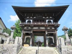 高遠城歴代最後の城主となった内藤家の菩提寺だった満光寺に行きました。長野市の善光寺をなぞらえて、科の木で造られた鐘楼門があります。