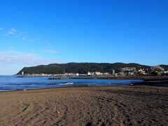 せっかくなので、伊東駅から歩いて５分の伊東オレンジビーチへ。

台風が近づいていましたが、天気は良い。