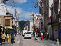 旅館のある三条通り。
奈良の中心街のメイン・ストリート。
観光客でにぎわっていました。